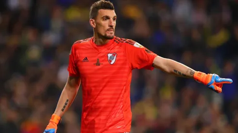 El arquero se encontró con el hincha en España y le confirmó una frase suya para que se pueda tatuar