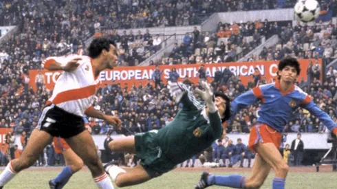 El cabezazo de Alzamendi está ingresando al arco. Es un hecho: será el gol del triunfo.