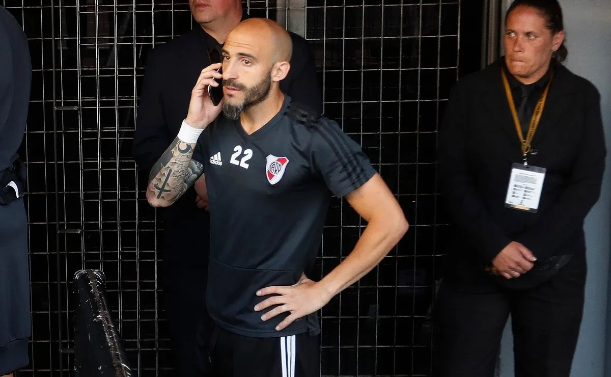 Luego de cada entrenamiento, Pinola trota solo alrededor del campo de juego.