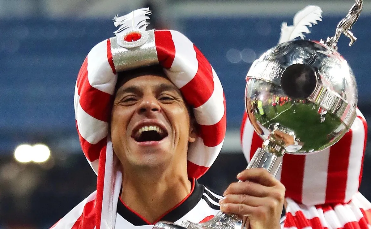 El mediocampista de River se fotografió junto a la Copa Libertadores y a Enzo Francescoli