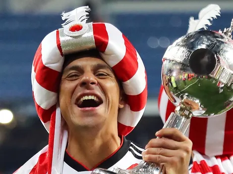 Enzo Pérez, con la copa y su ídolo