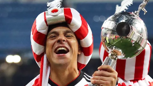 El mediocampista de River se fotografió junto a la Copa Libertadores y a Enzo Francescoli