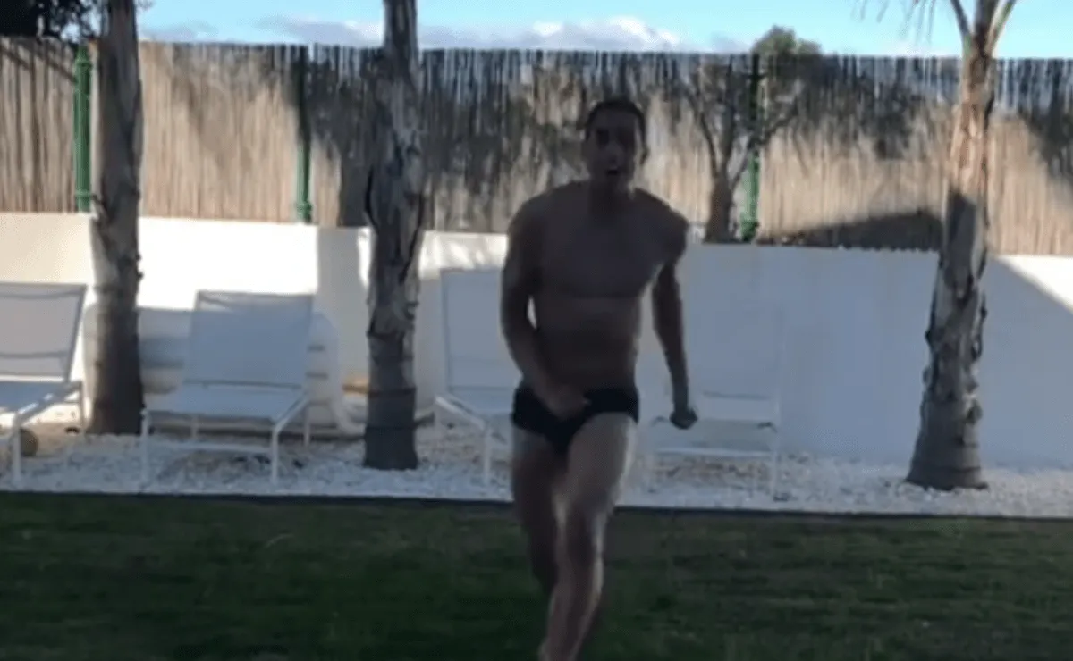Ramiro Funes Mori cumplió su promesa y se tiró a la pileta en pleno otoño español.