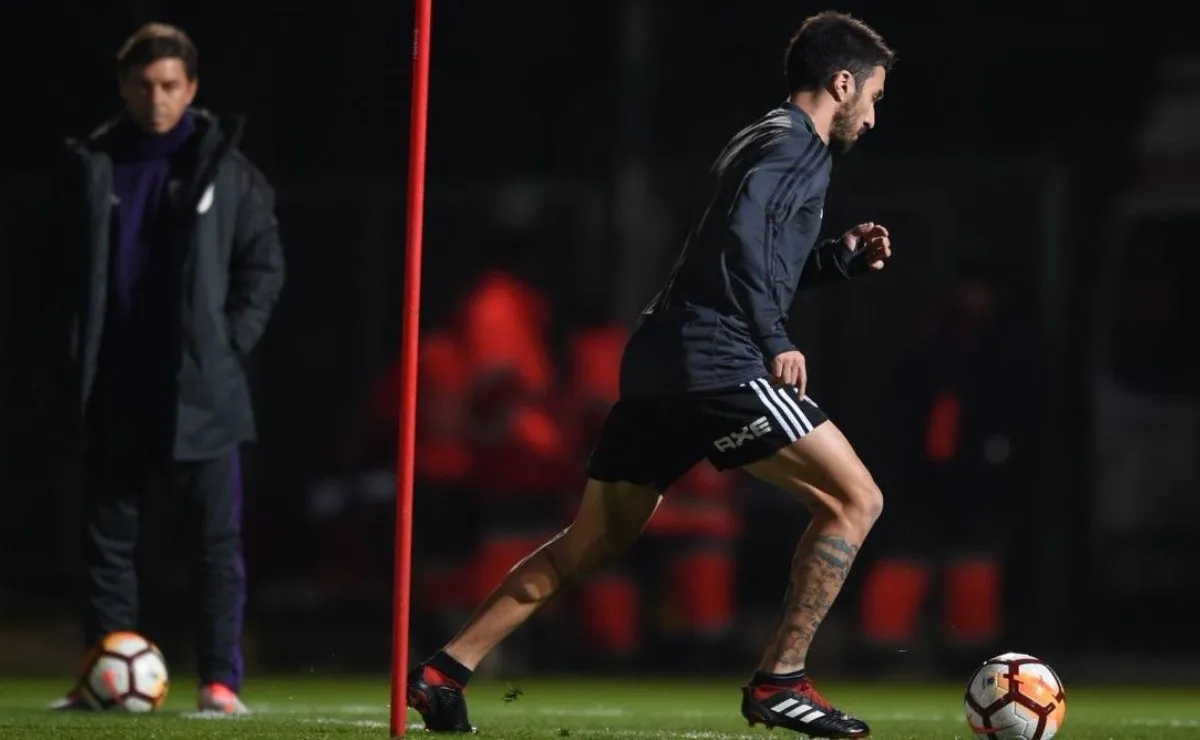 Scocco conduce una pelota bajo la atenta mirada de Gallardo.