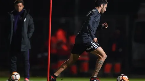 Scocco conduce una pelota bajo la atenta mirada de Gallardo.