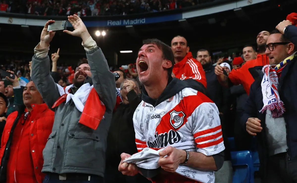 Miles de hinchas acompañaron a River en su primer partido oficial en Europa. (FOTO: Getty)