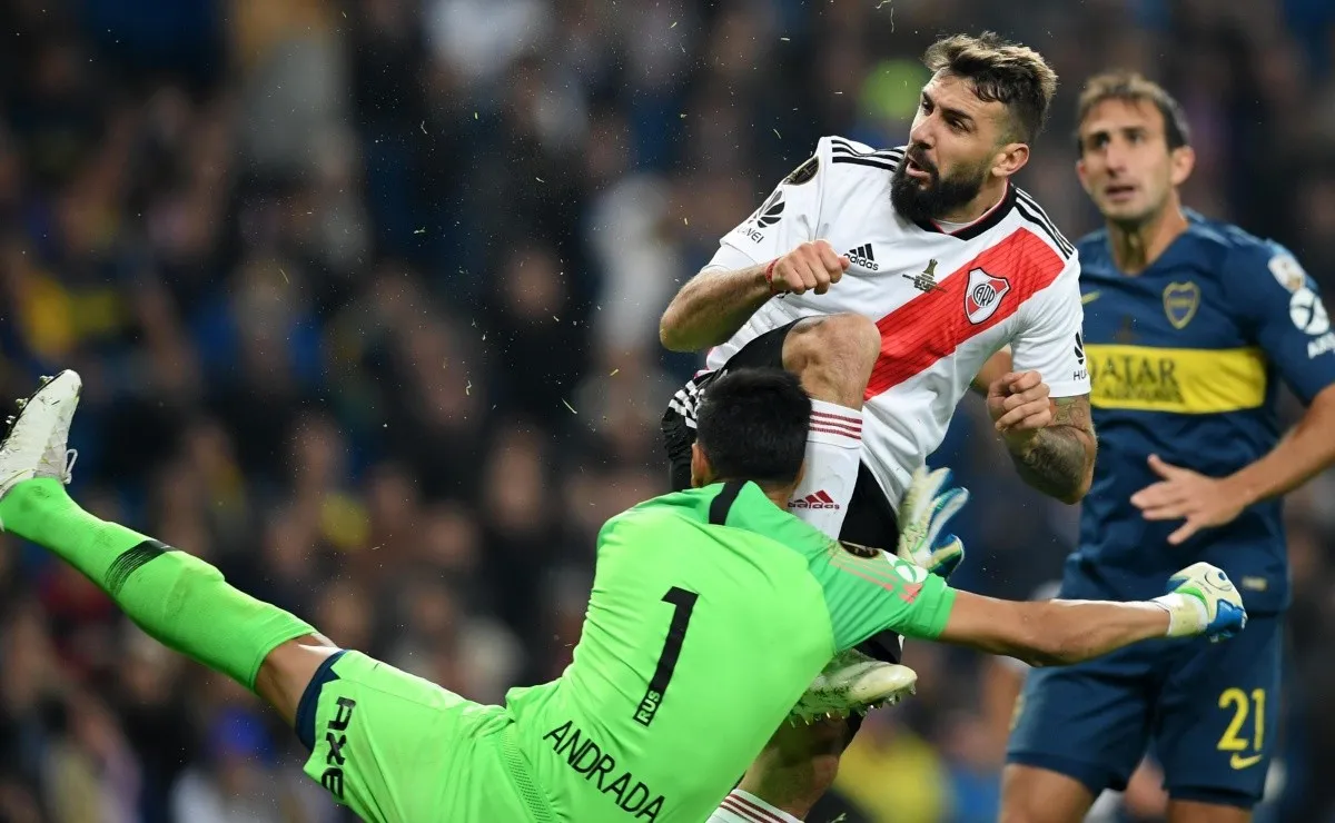 Lucas Pratto fue derribado por Esteban Andrada en la puerta de área chica.