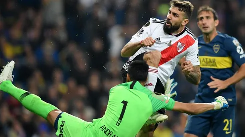 Lucas Pratto fue derribado por Esteban Andrada en la puerta de área chica.