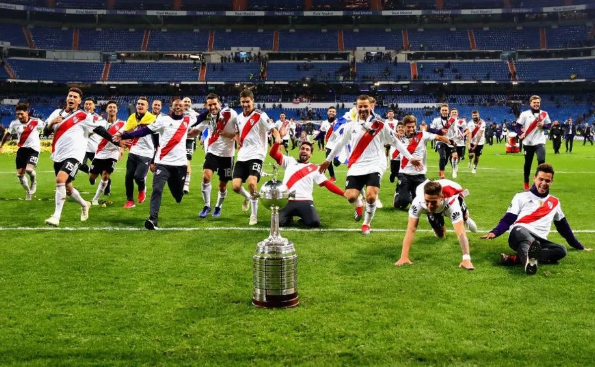 Los jugadores de River se arrojan en el Bernabéu para celebra la Libertadores.