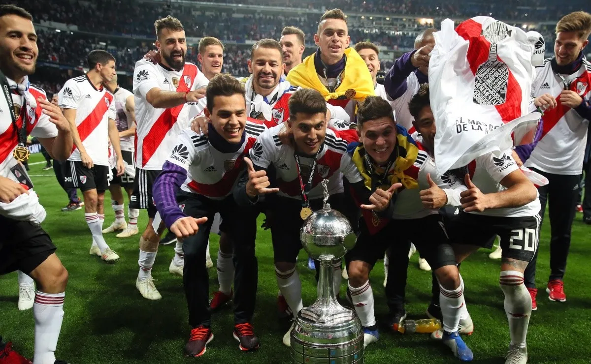 River exhibió la camiseta alusiva al campeonato obtenido.