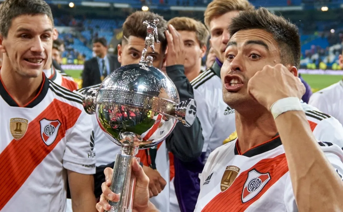 Pity Martínez agarró un tambor de jugo enorme y fue directo a donde se ubicaba Marcelo Gallardo.
