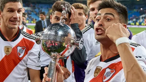 Pity Martínez agarró un tambor de jugo enorme y fue directo a donde se ubicaba Marcelo Gallardo.