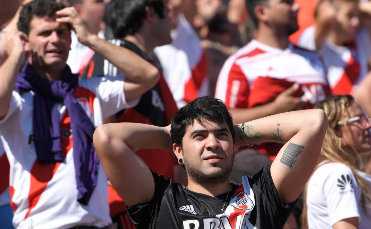 Los hinchas y la bronca por la sanción de Conmebol al Monumental.