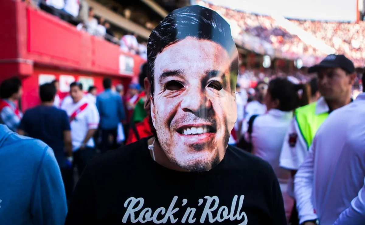 Los hinchas de River cantaron nuevas canciones contra Boca en LPM Radio.