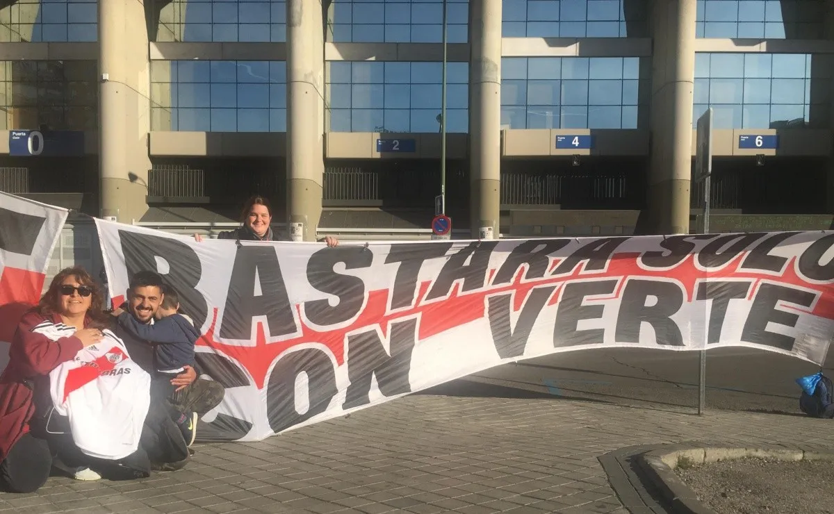 Los hinchas del Más Grande que llegaron a España hicieron un enorme esfuerzo.