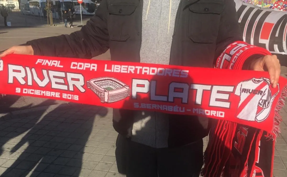 Decenas de hinchas del Millonario compraron merchandising extraoficial