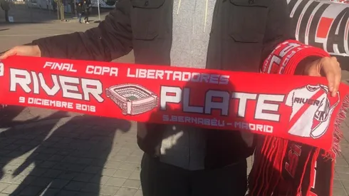 Decenas de hinchas del Millonario compraron merchandising extraoficial