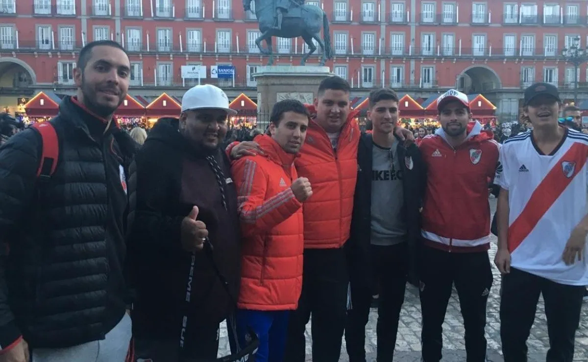 Unos 200 hinchas cantaron por el Millonario y bailaron a pocas cuadras del estadio Santiago Bernabéu
