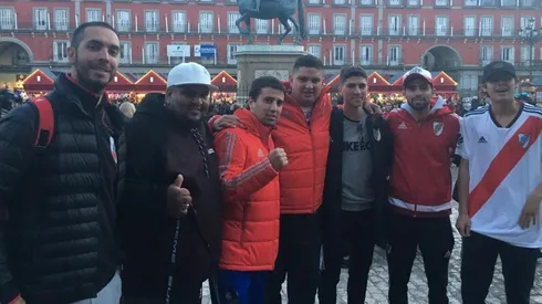 Unos 200 hinchas cantaron por el Millonario y bailaron a pocas cuadras del estadio Santiago Bernabéu