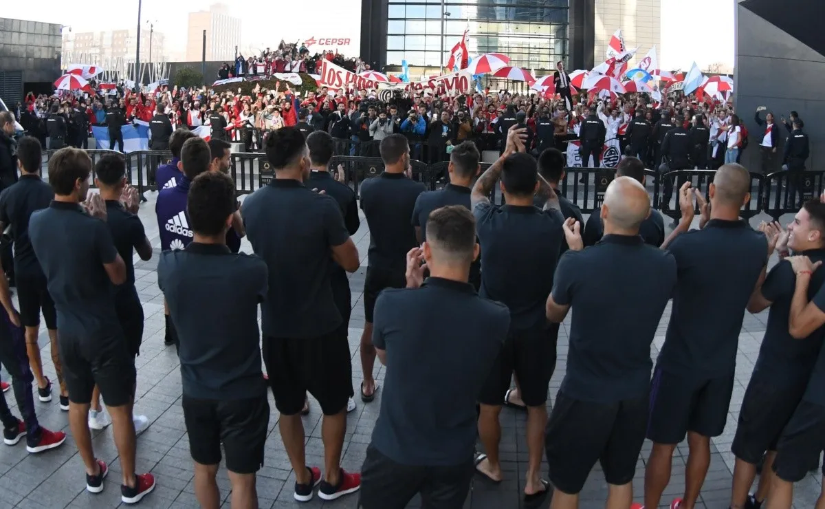 Los hinchas del Más Grande se acercaron al hotel donde se aloja River.
