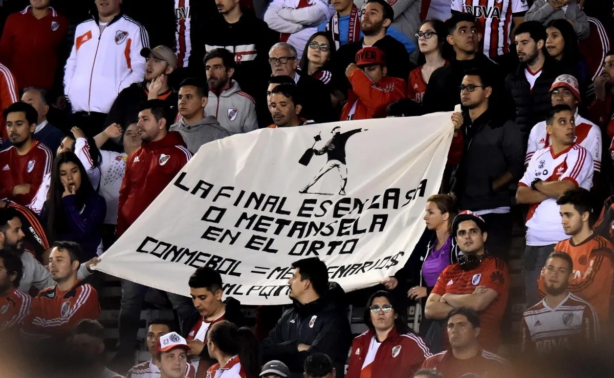 El reclamo de los hinchas llegó al Monumental.