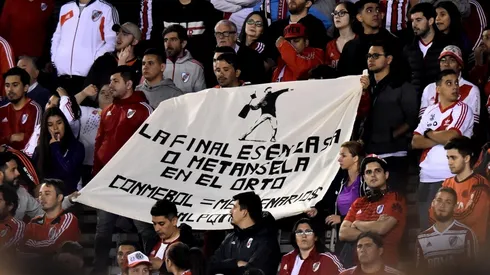 El reclamo de los hinchas llegó al Monumental.