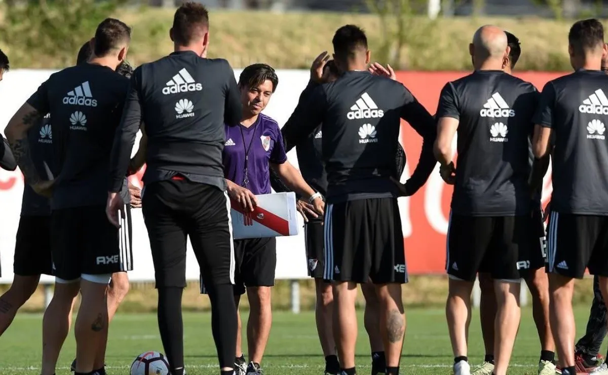 Gallardo dando una charla en un entrenamiento previo a la final de la Copa.