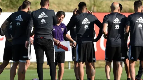 Gallardo dando una charla en un entrenamiento previo a la final de la Copa.