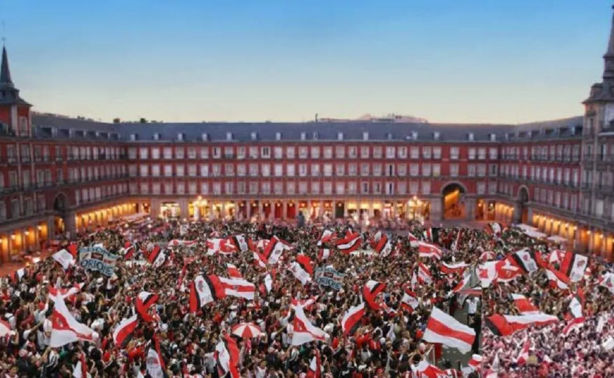 Los hinchas de River coparán la Plaza Mayor de Madrid a la espera del Superclásico ante Boca.