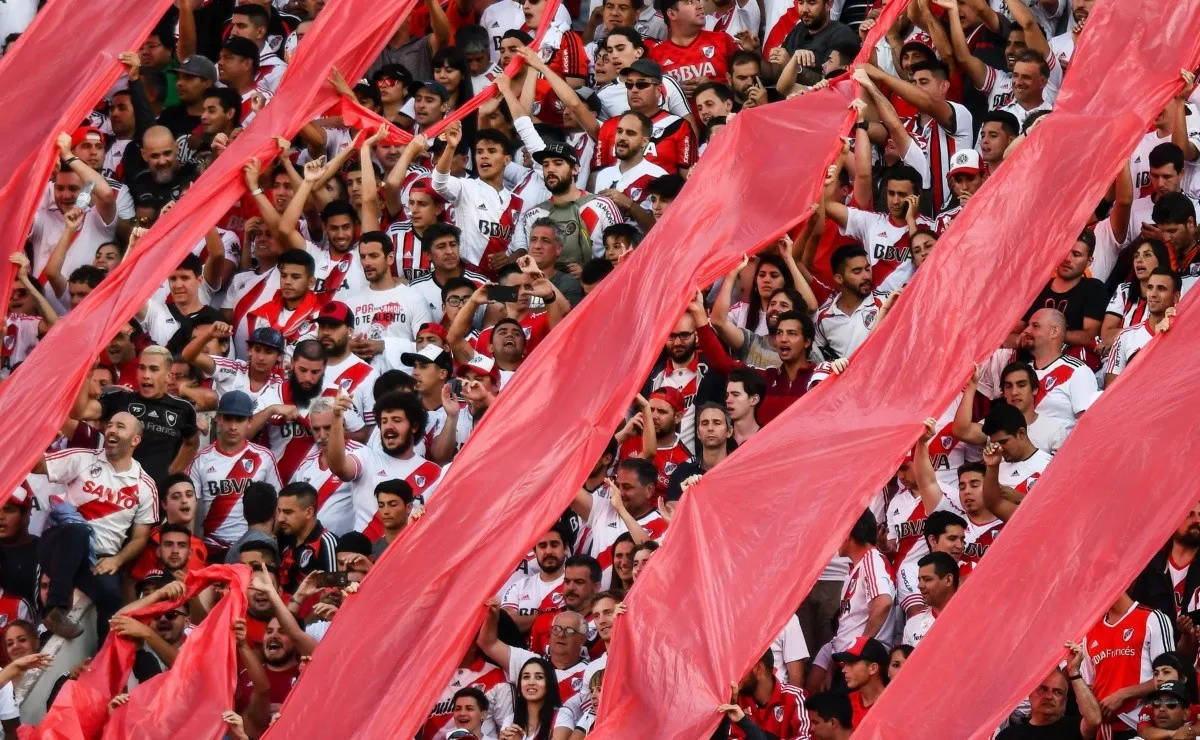 Los hinchas de River tienen nueva canción para recordar la corrida de Boca al escritorio.