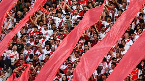 Los hinchas de River tienen nueva canción para recordar la corrida de Boca al escritorio.