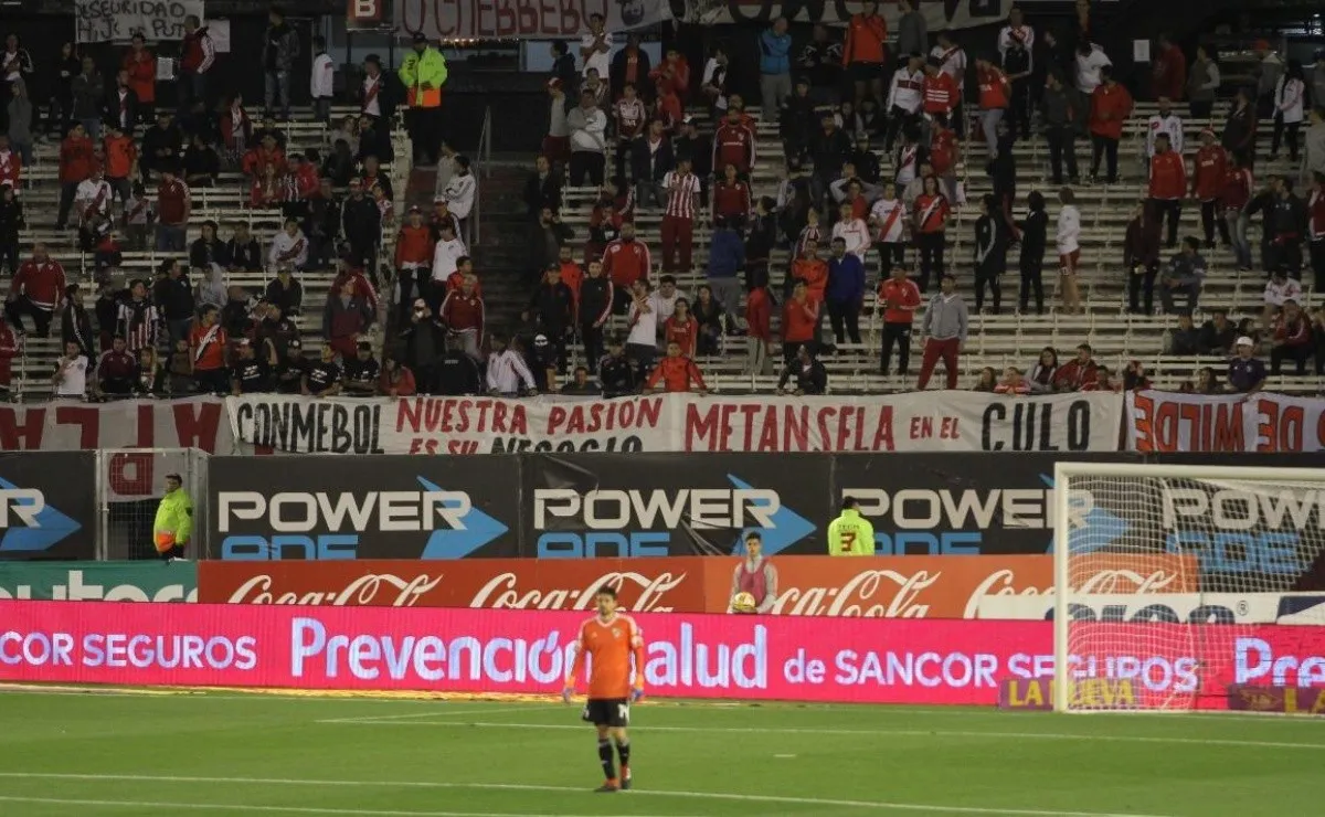Casi todas las banderas estuvieron al revés, aunque hubo varias colgadas bien para mandar los mensajes. (FOTO: LPM)