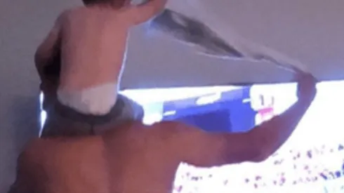 Lucas Martínez Quarta y su hijo Bautista fueron filmados mientras saltaban a puro ritmo.