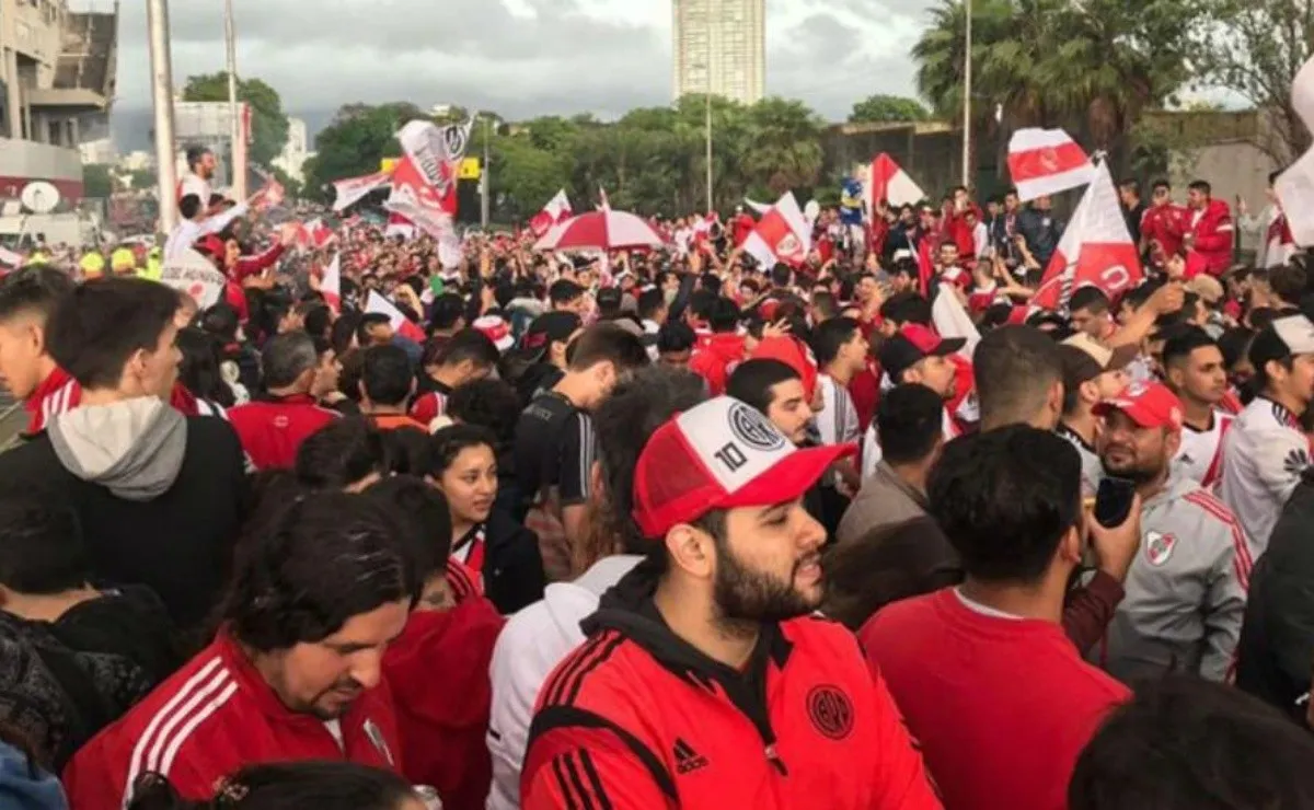 Cientos de hinchas se juntaron sobre Figueroa Alcorta a puro cántico de protesta
