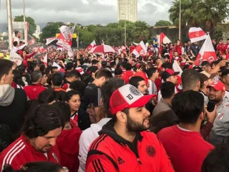 El banderazo de protesta de los hinchas en el Monumental