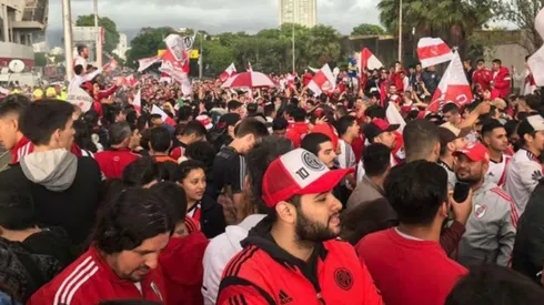 Cientos de hinchas se juntaron sobre Figueroa Alcorta a puro cántico de protesta