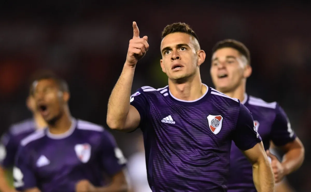 Rafael Borré definió de manera sutil ante el arquero Moyano.