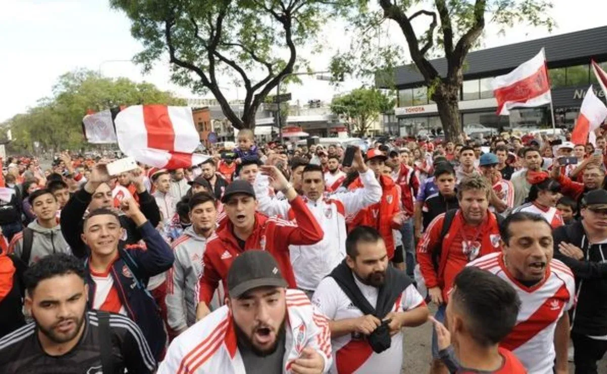 Los hinchas de River siguen muy enojados con la Conmebol y la FIFA.