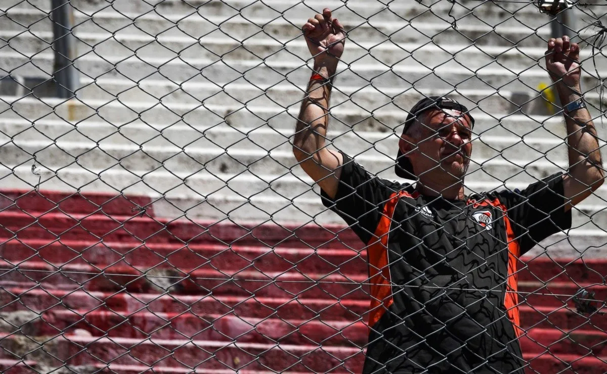 La tristeza de un hincha pegado al alambrado, rendido ante la impotencia. Así nos sentimos todos.