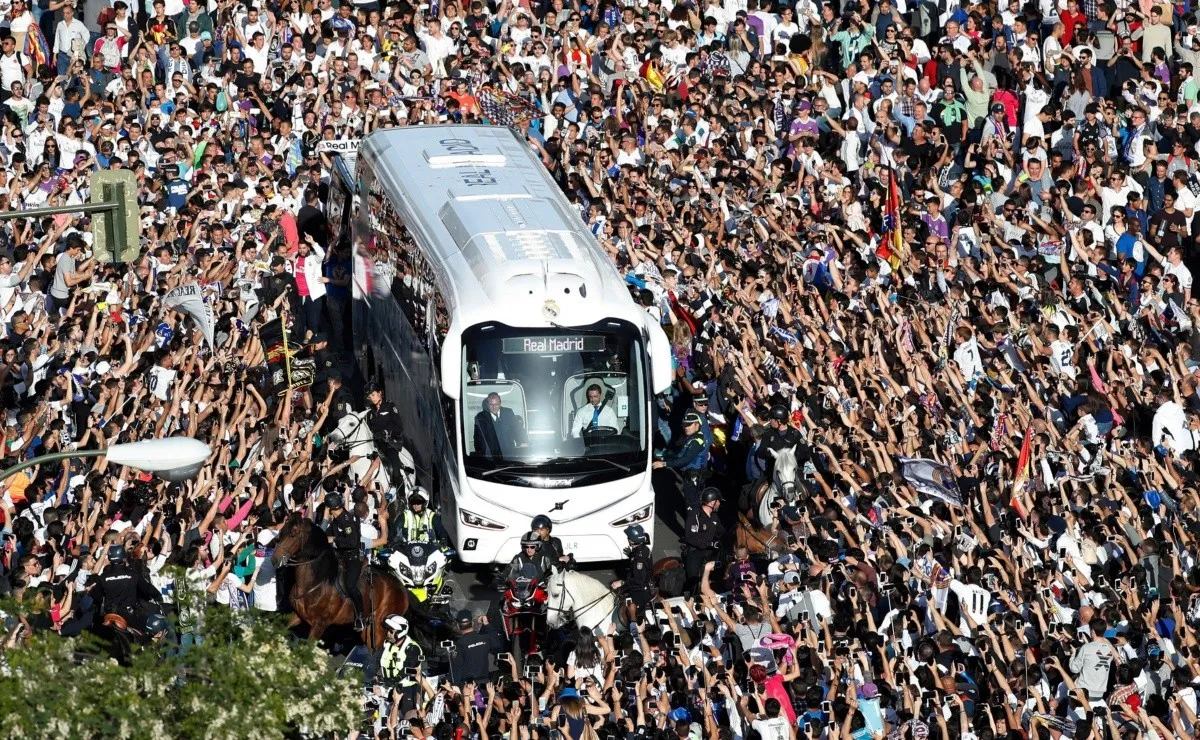 Al estadio de Real Madrid los micros llegan en medio de una ola de gente.