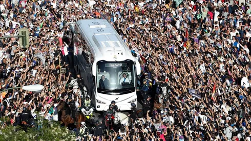 Al estadio de Real Madrid los micros llegan en medio de una ola de gente.