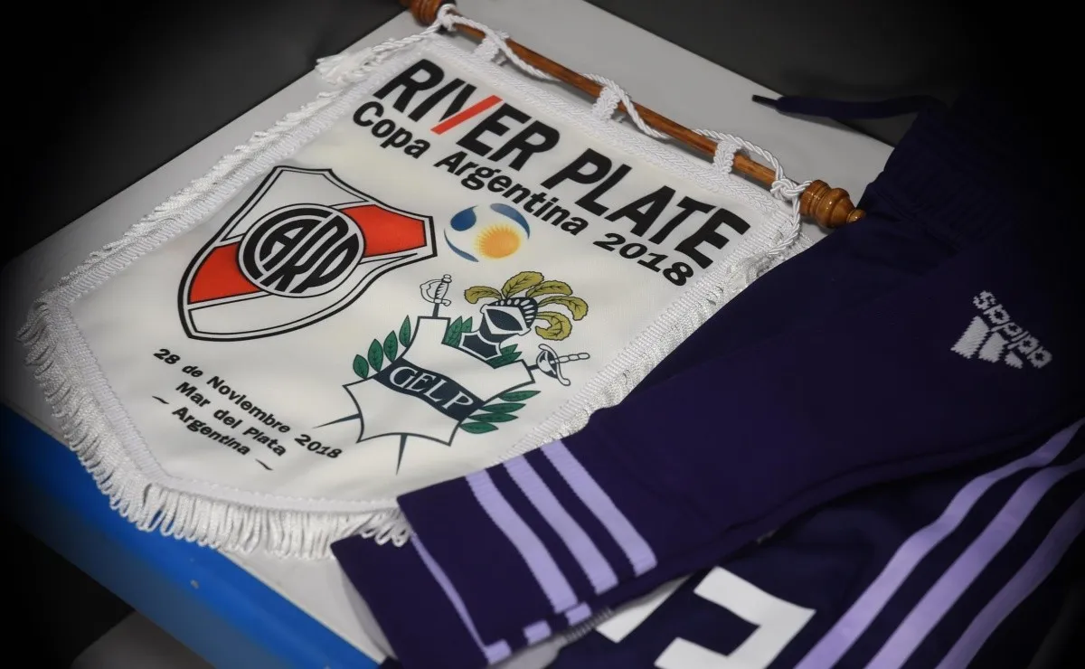 Con la camiseta violeta, River se enfrentará a Gimnasia de La Plata desde las 21:10 horas.