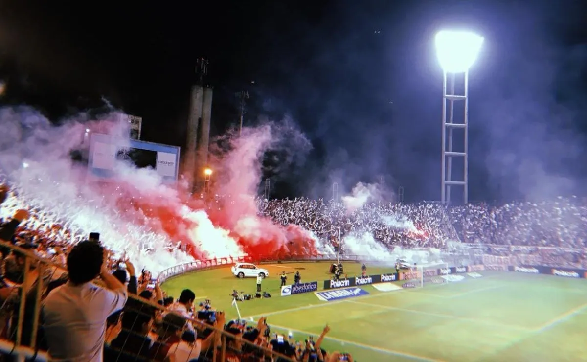 Alrededor de 15.000 le dieron una excelente bienvenida al Millonario en el estadio José María Minella.