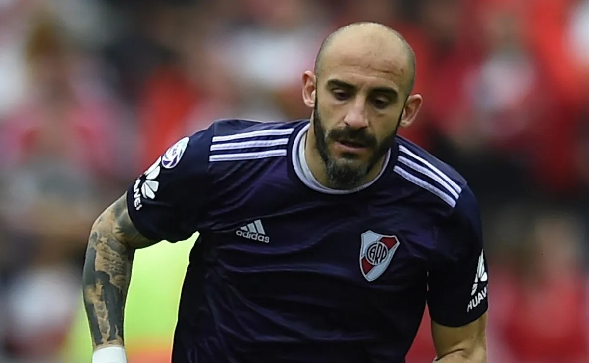 El codazo de Pinola que terminó en tarjeta roja
