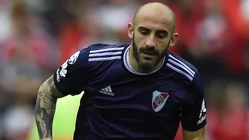 El codazo de Pinola que terminó en tarjeta roja