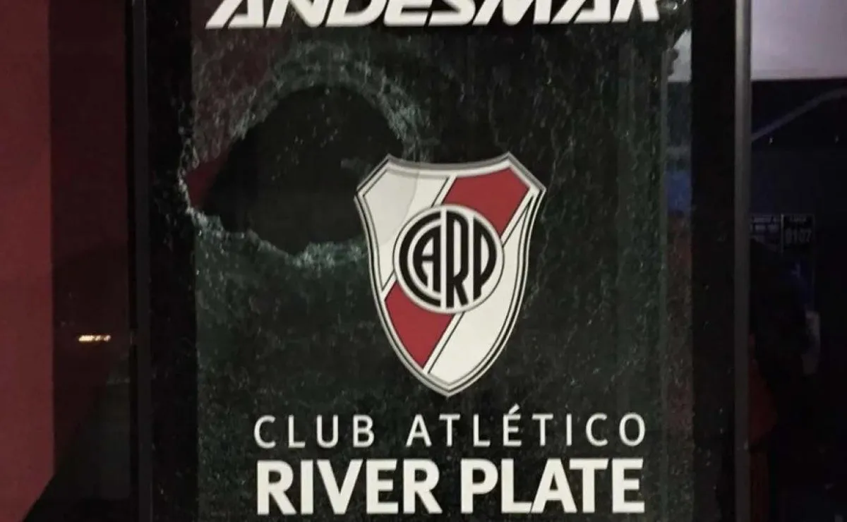 El micro de River es agredido siempre en La Bombonera