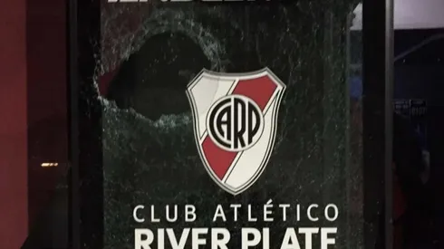 El micro de River es agredido siempre en La Bombonera