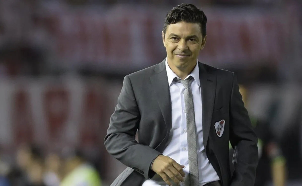 La imagen del hombre que revolucionó la historia de River, y que también le cambió la vida al mundo Boca