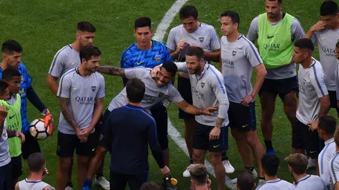 Encabezados por Carlos Tévez y Fernando Gago, los futbolistas de Boca tampoco dieron el ejemplo