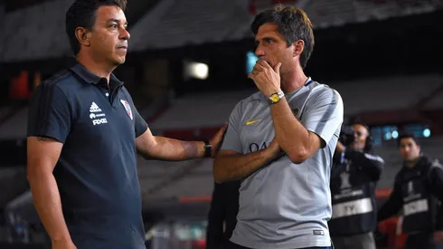 Gallardo y Gustavo Barros Schelotto charlando luego de la suspensión.